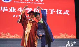 毕业典礼上的暖心瞬间
