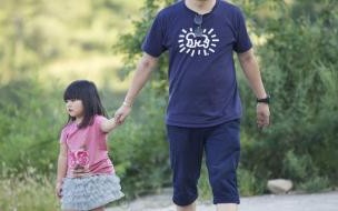 爸爸去哪儿里有一首歌,威武威武的,是什么歌 爸爸去哪儿主题曲歌词