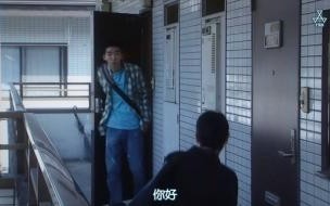 女子上厕所拍下猥琐偷窥男,公厕为何门底要留很高的缝 女子上厕所拍下猥琐偷窥男
