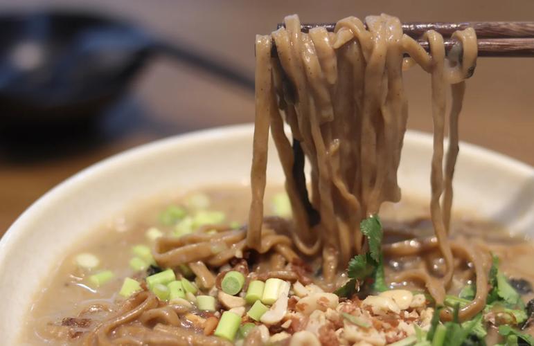 山野菜杂面条的做法（李记山野菜杂面条做法）