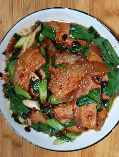 蒜苗回锅肉的做法（莲白蒜苗回锅肉的做法）